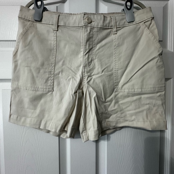 Lee Pants - Lee Women's Shorts in Cream